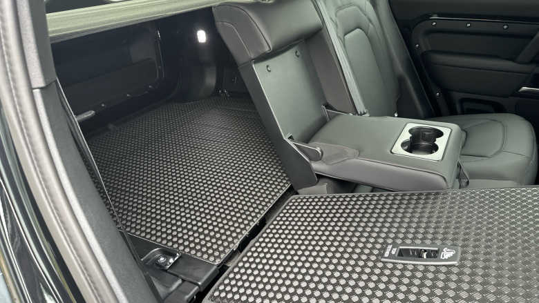 Land Rover Defender 3.0 D350 X-Dynamic SE 110 5dr Auto Diesel Estate